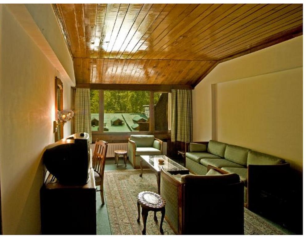 Hotel Broadway Srīnagar Oda fotoğraf