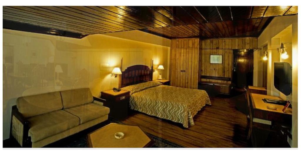 Hotel Broadway Srīnagar Oda fotoğraf
