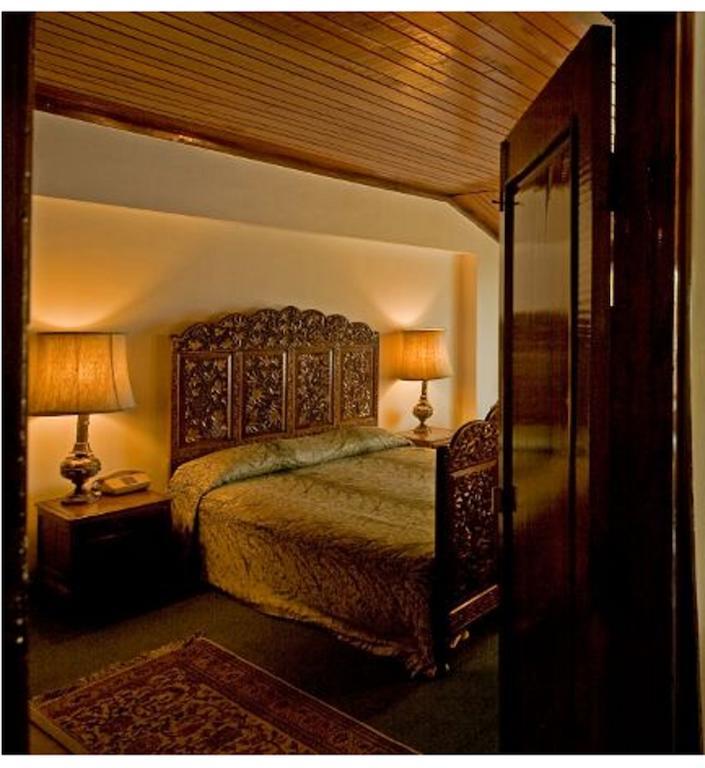 Hotel Broadway Srīnagar Oda fotoğraf