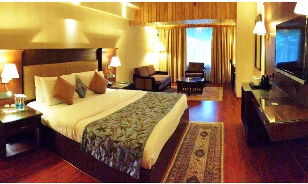 Hotel Broadway Srīnagar Oda fotoğraf